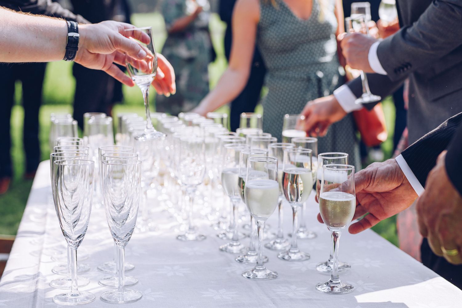 Flera uppradade glas med champagne