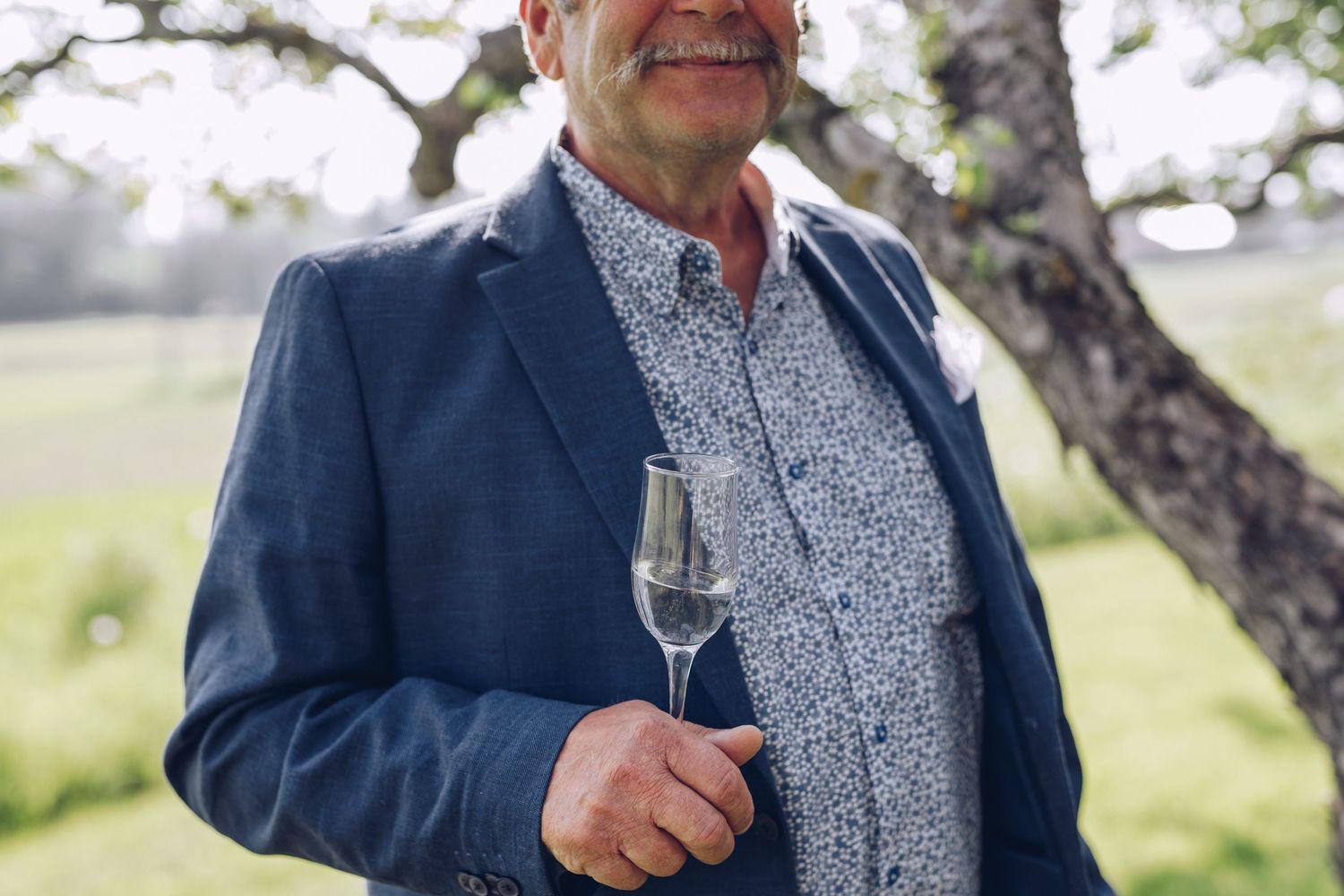 Man som håller i ett champagneglas
