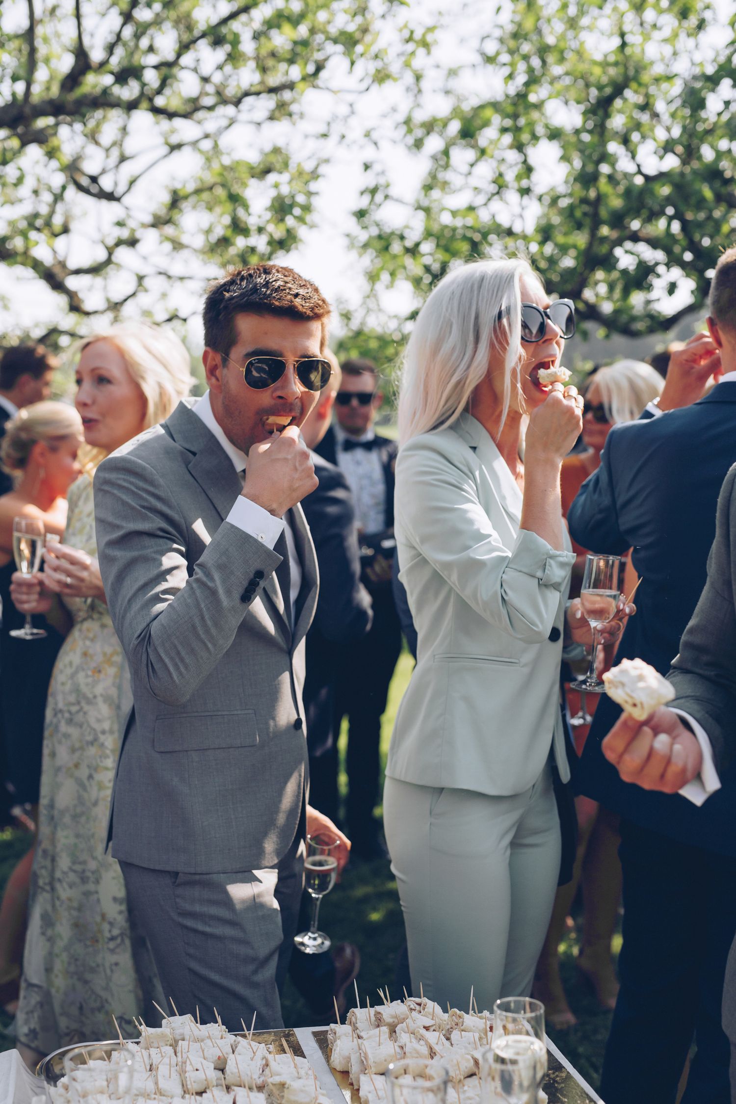 Personer som äter snittar på bröllopsfest