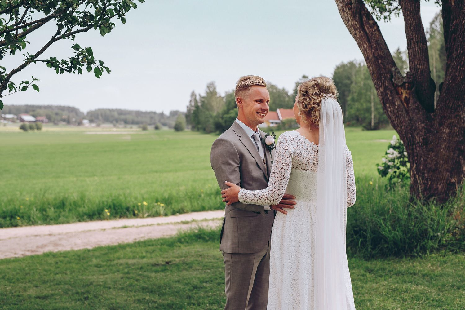 Brudgum som ser sin brud för första gången blir emotionell och glad