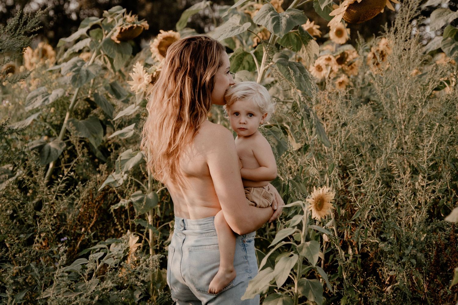 Fotograaf limburg brabant nederland motherhood fotoshoot newborn zwangerschap kraam reportage geboorte geboortefotograaf
