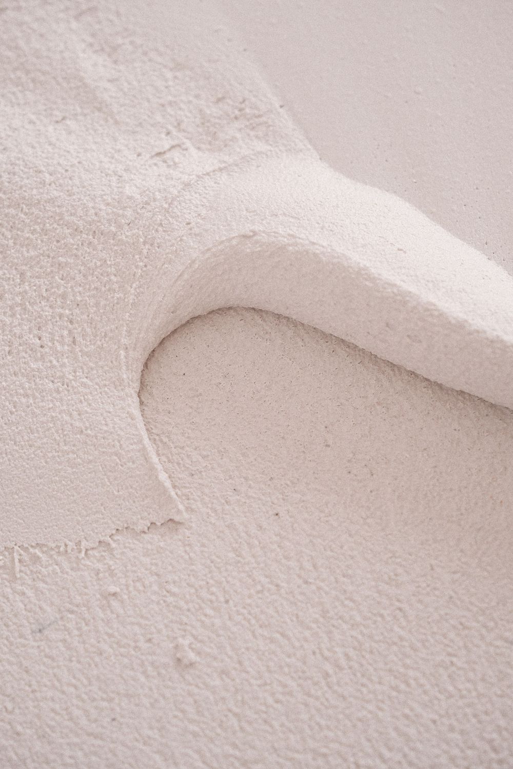 Curved architectural detail showing smooth white plaster finish on wall.