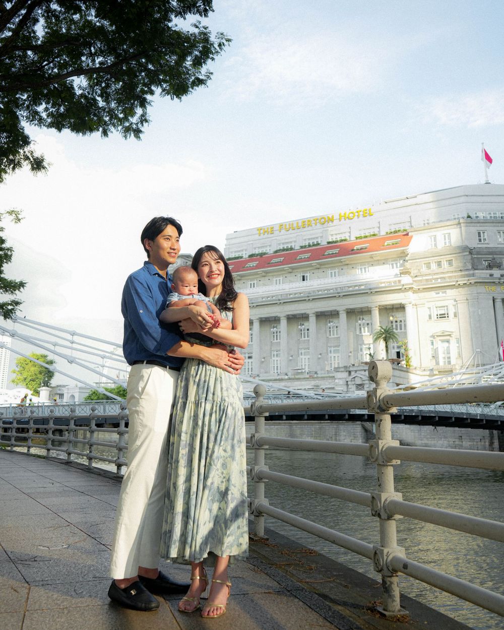 Couple shares a romantic moment at the Fullerton Hotel waterfront.