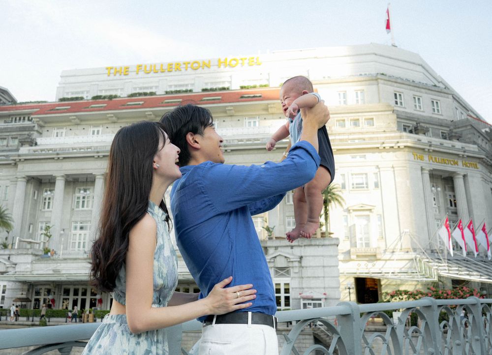Joyful family photo session outside the majestic Fullerton Hotel.