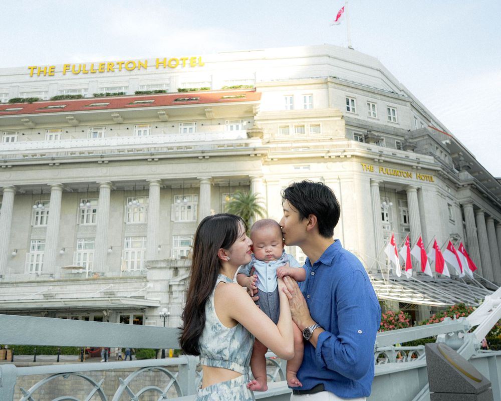 Tender family moment captured at the historic Fullerton Hotel facade.