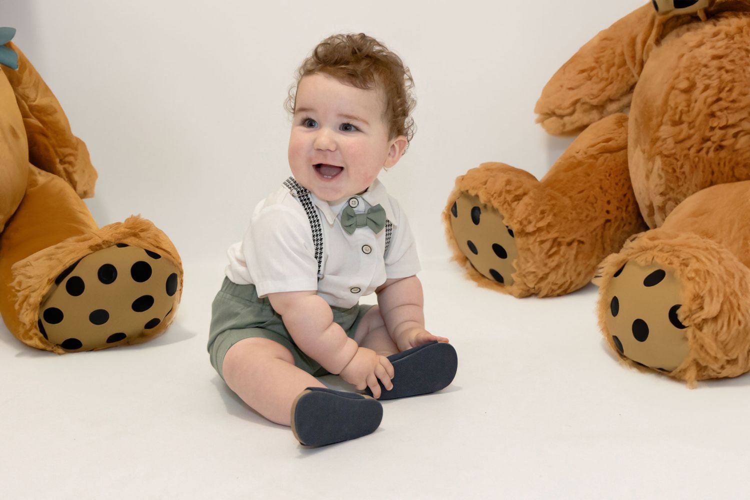 Portrait bébé lifestyle en studio photo famille à Nice