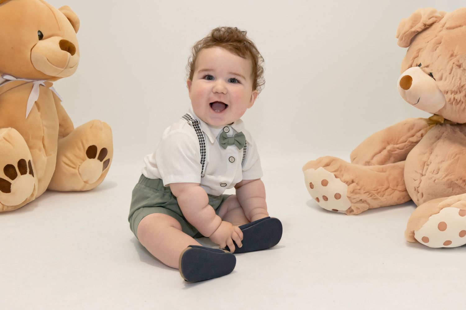Séance photo enfant en studio à Nice avec ambiance naturelle et intemporelle