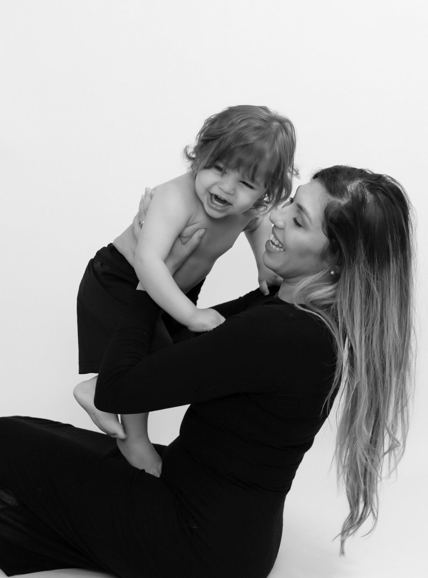 Séance photo famille noir et blanc à Nice, portrait mère et enfant en studio