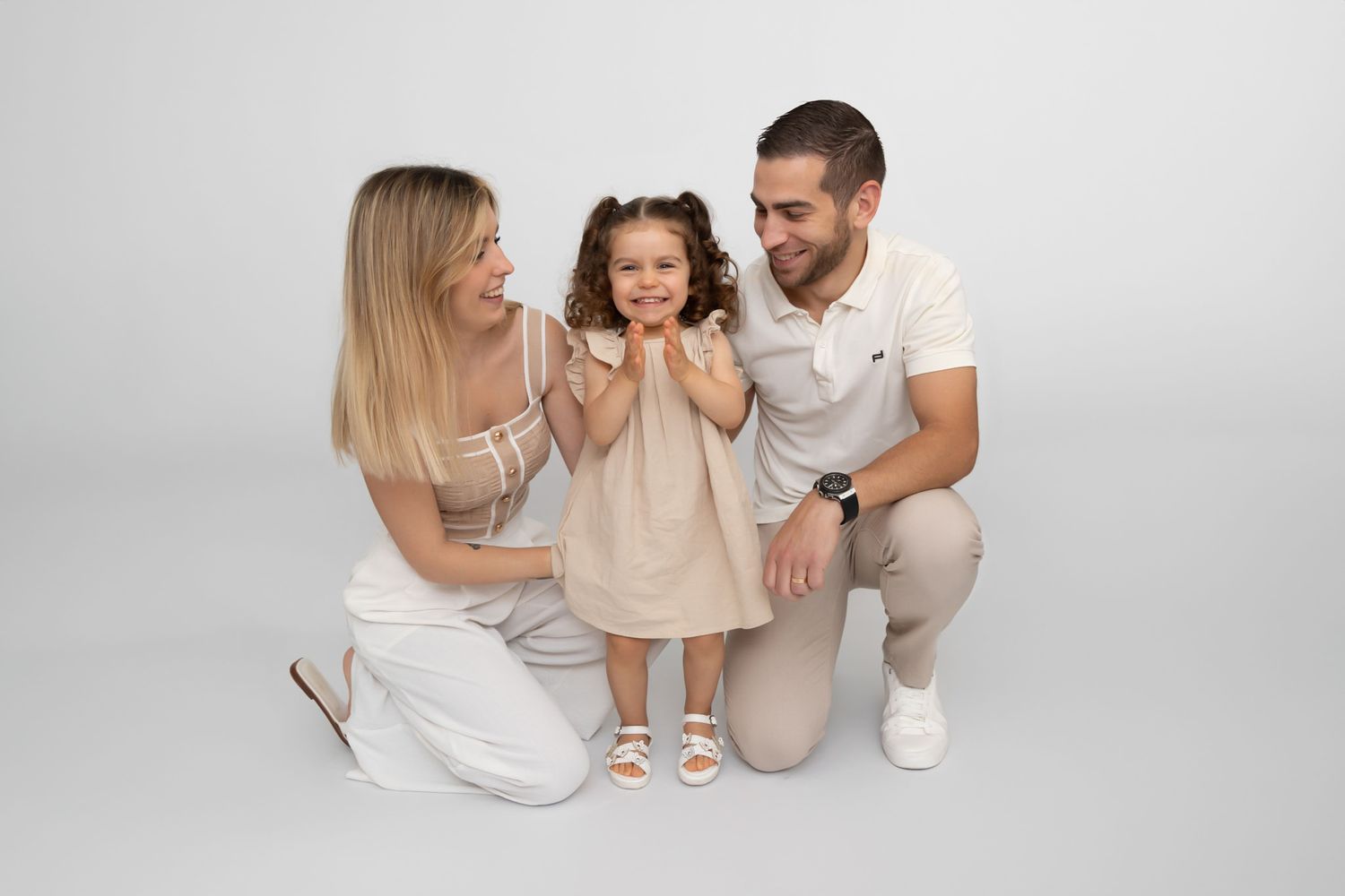 Photographe famille Nice, portrait parents et enfant en studio photo
