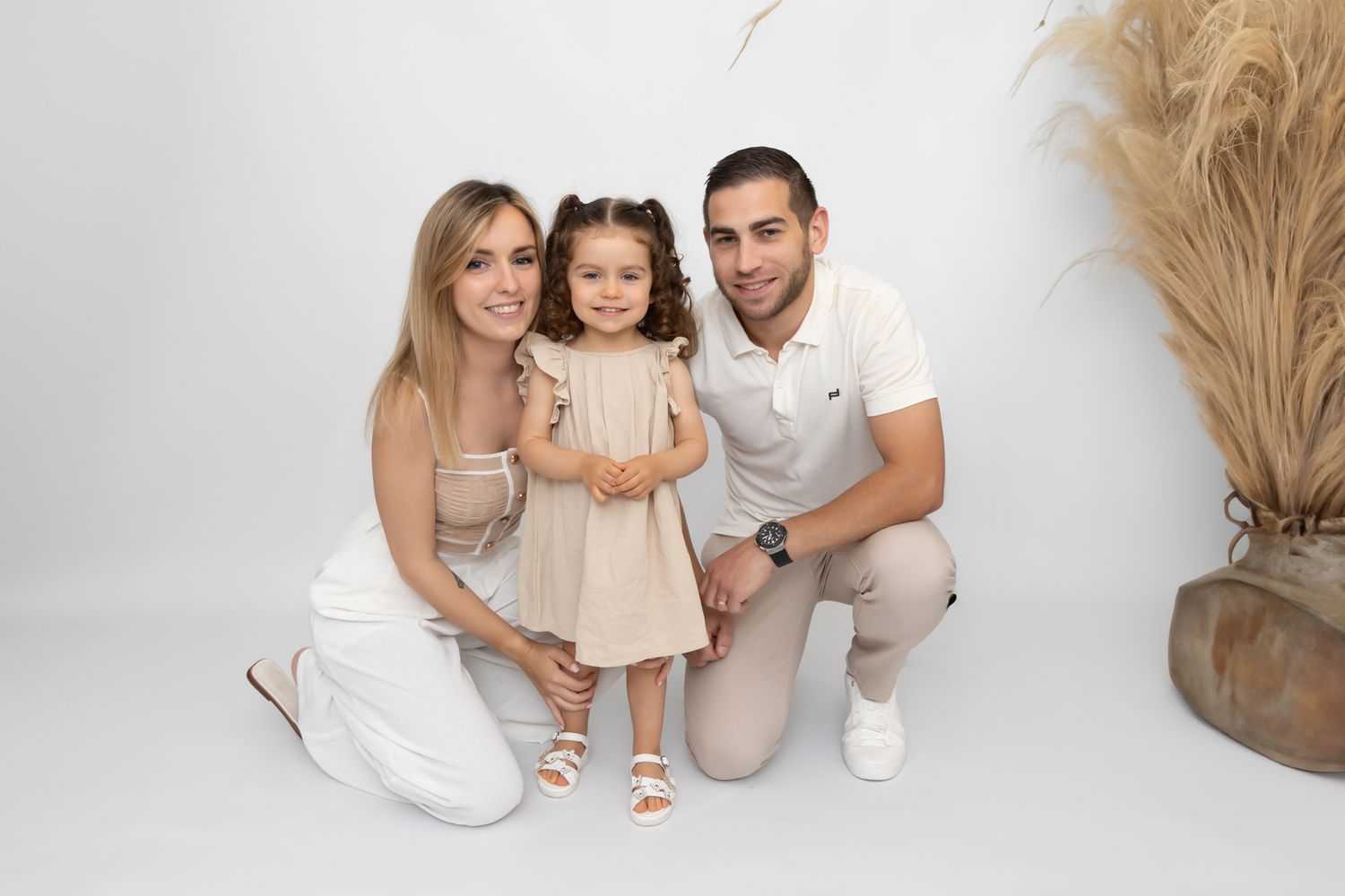 Portrait famille moderne en studio à Nice pour créer des souvenirs intemporels