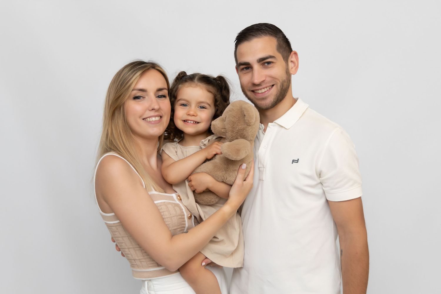Portrait famille moderne en studio à Nice pour créer des souvenirs intemporels