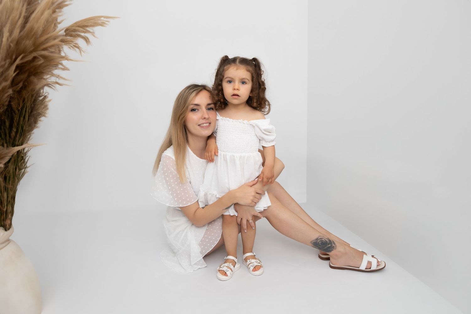 Photographe famille Nice, portrait parents et enfant en studio photo