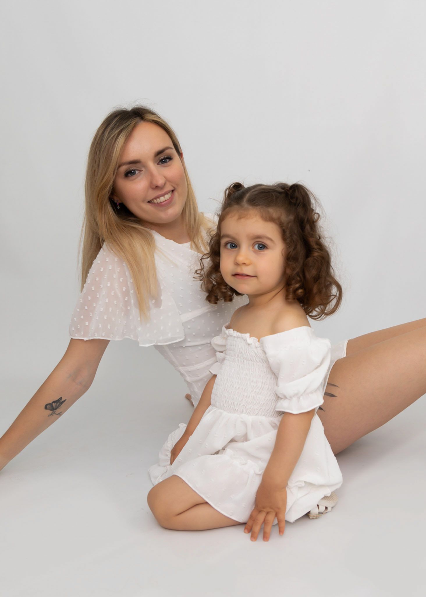 Photo mère et enfant en studio à Nice avec lumière douce et naturelle