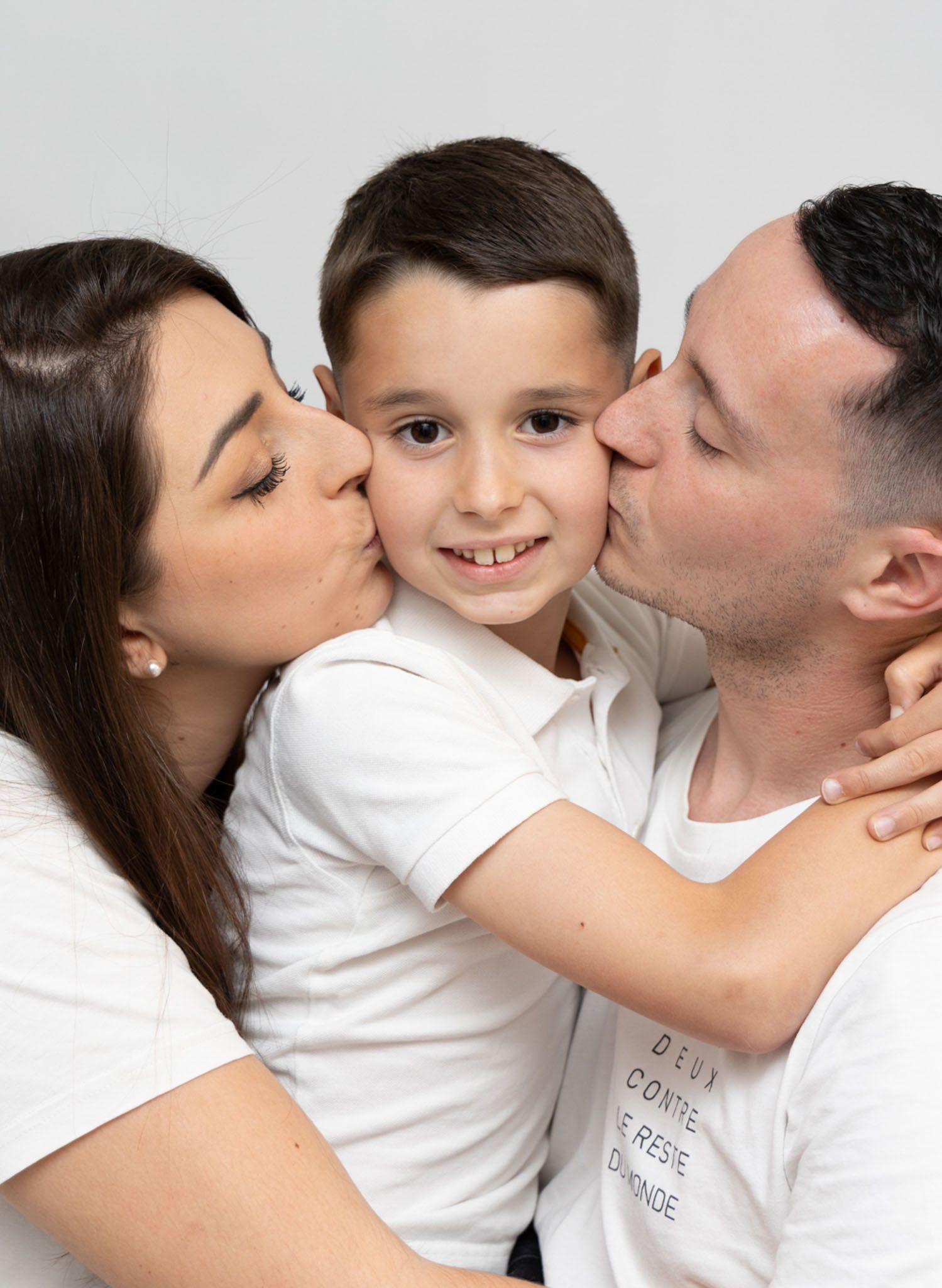 Séance photo famille en studio à Nice, portrait familial naturel et lumineux