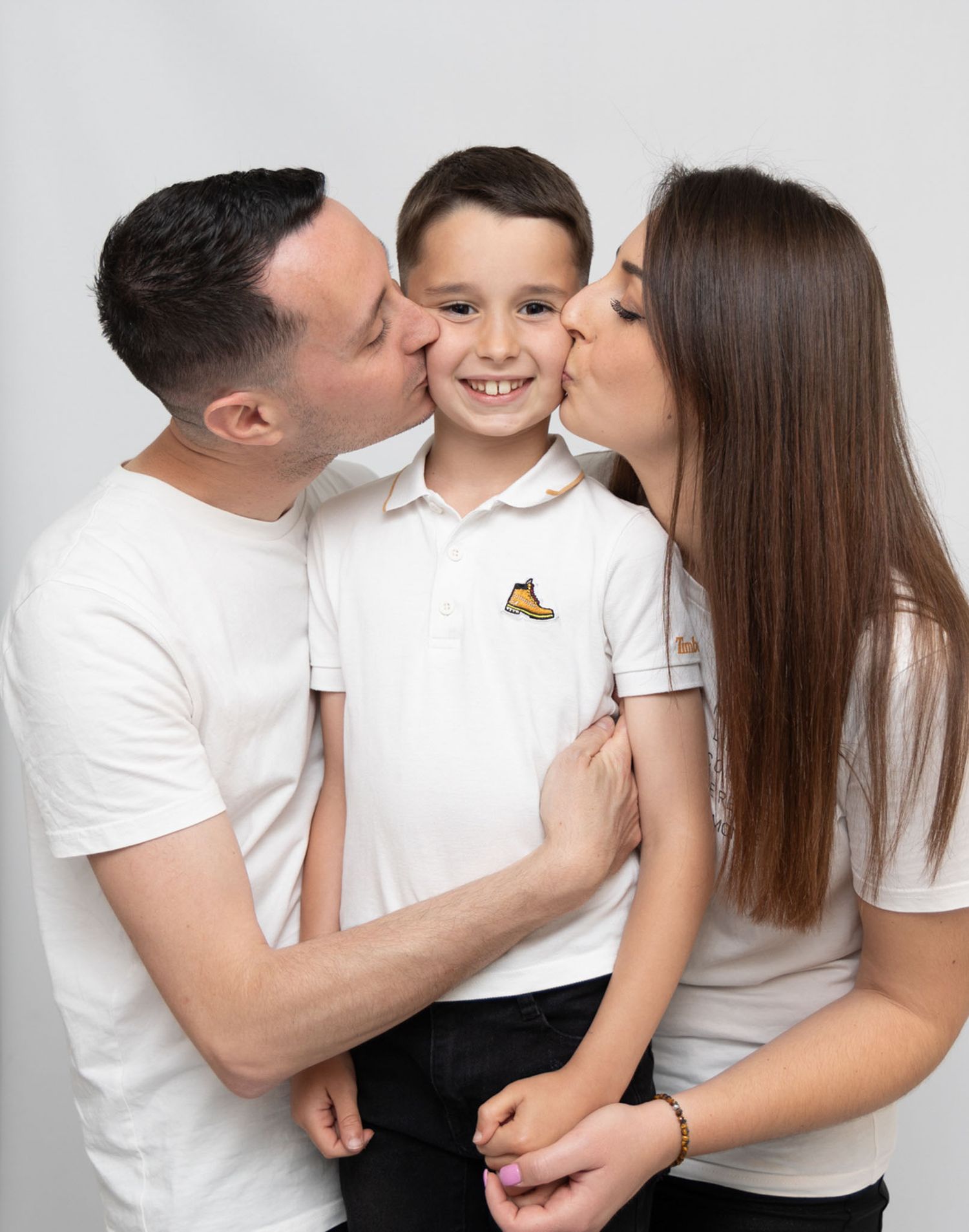 Séance photo famille en studio à Nice, portrait familial naturel et lumineux