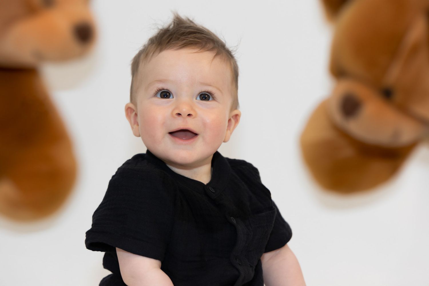 Séance photo enfant en studio à Nice avec ambiance naturelle et intemporelle