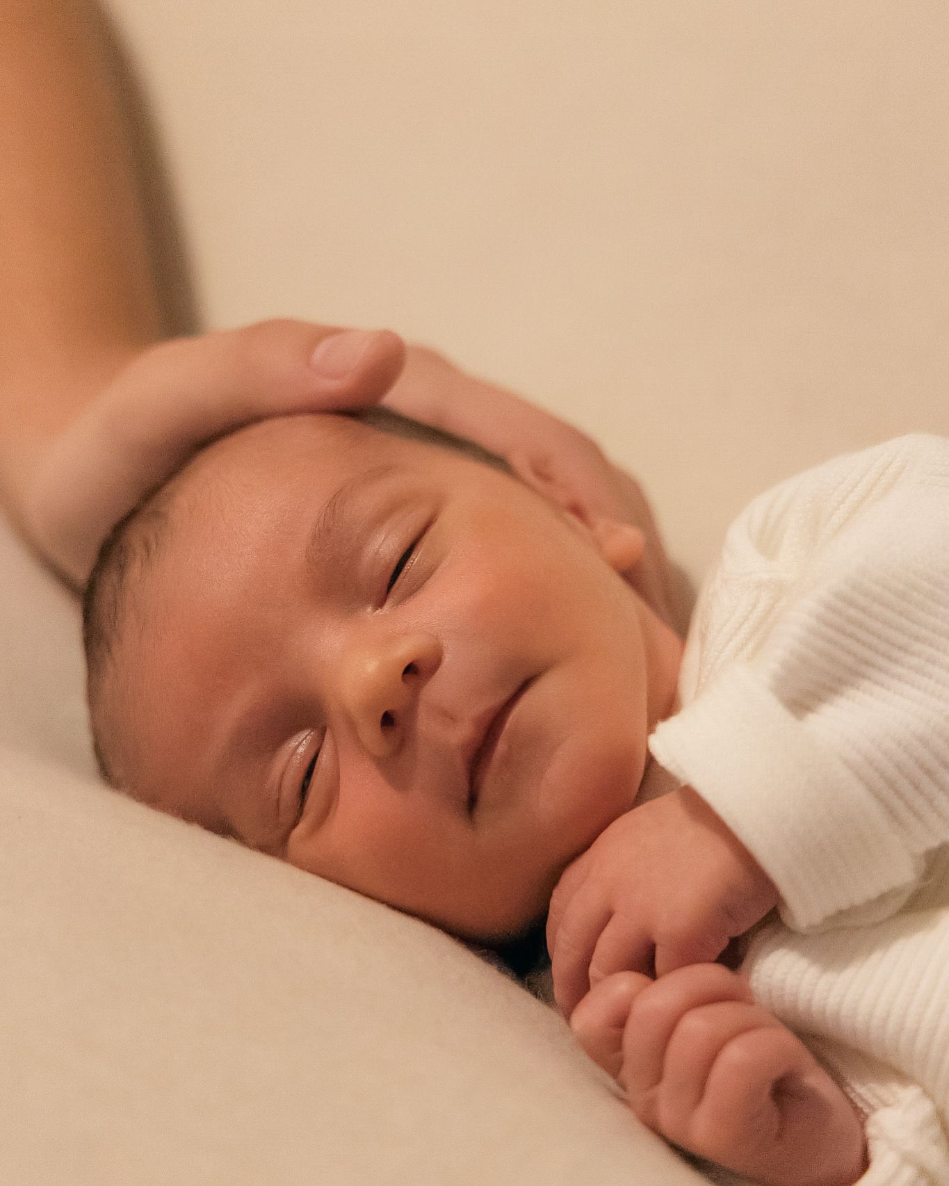 Photo mère et enfant en studio à Nice avec lumière douce et naturelle