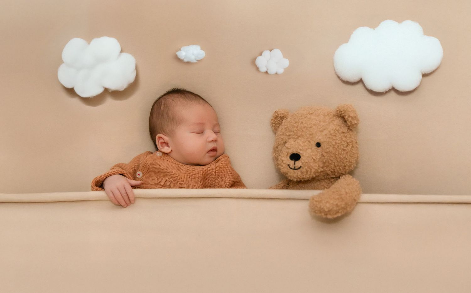 Séance photo maman et bébé en studio à Nice, moment tendre en famille