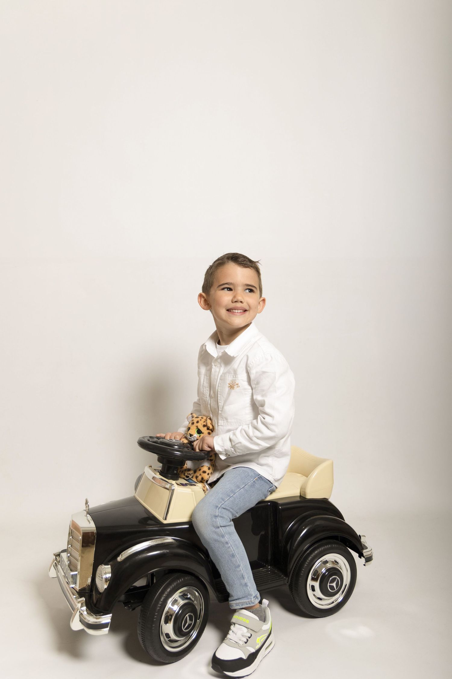 Séance photo d'un petit garçon sur fond blanc en studio