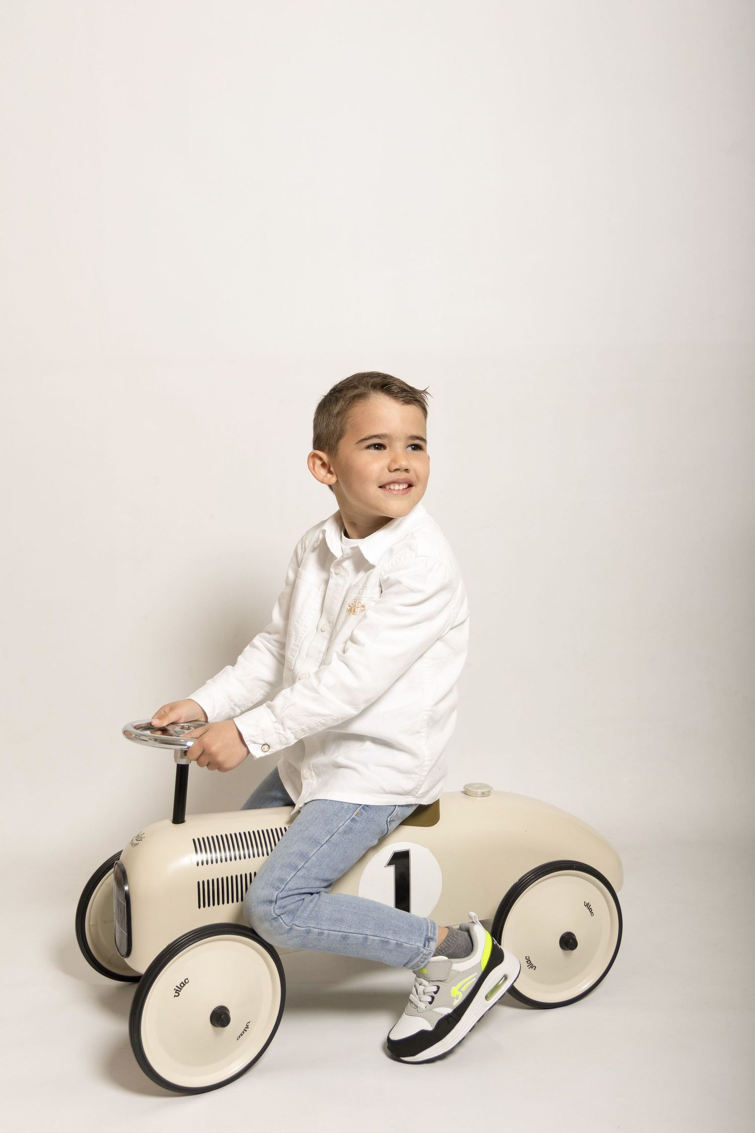 Séance photo d'un petit garçon sur fond blanc en studio