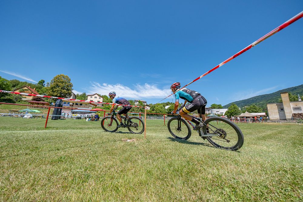 Dvaja horskí cyklisti počas pretekov v Hornej Vsi. cyklistika, horská cyklistika, preteky, Kremnica, športové podujatie, outdoor