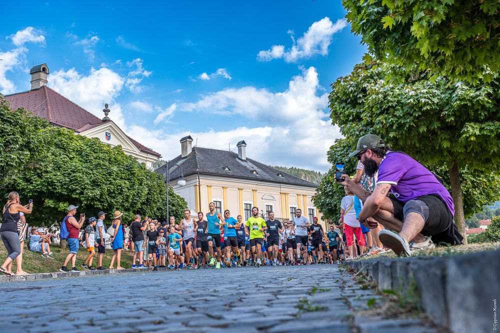 Bežecké preteky v Kremnici odštartovali na jej ikonickom námestí. Atmosféra, ktorá spája šport a históriu