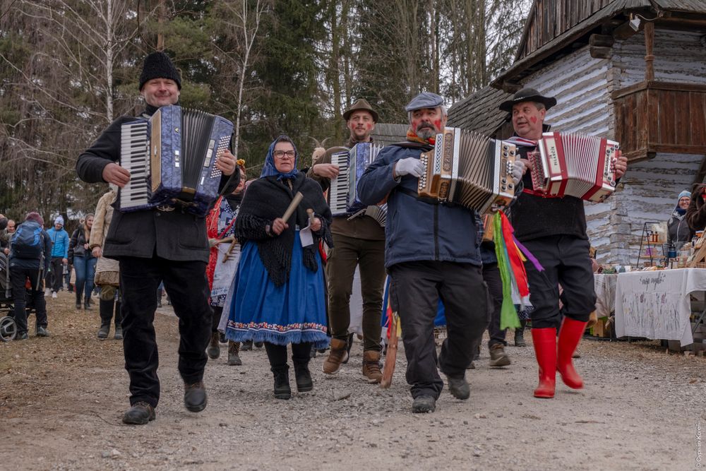 Fašiangový sprievod v Múzeu slovenskej dediny v Martine priniesol hudbu, smiech a folklór. Harmonikári v čele rozospievali celé múzeum.