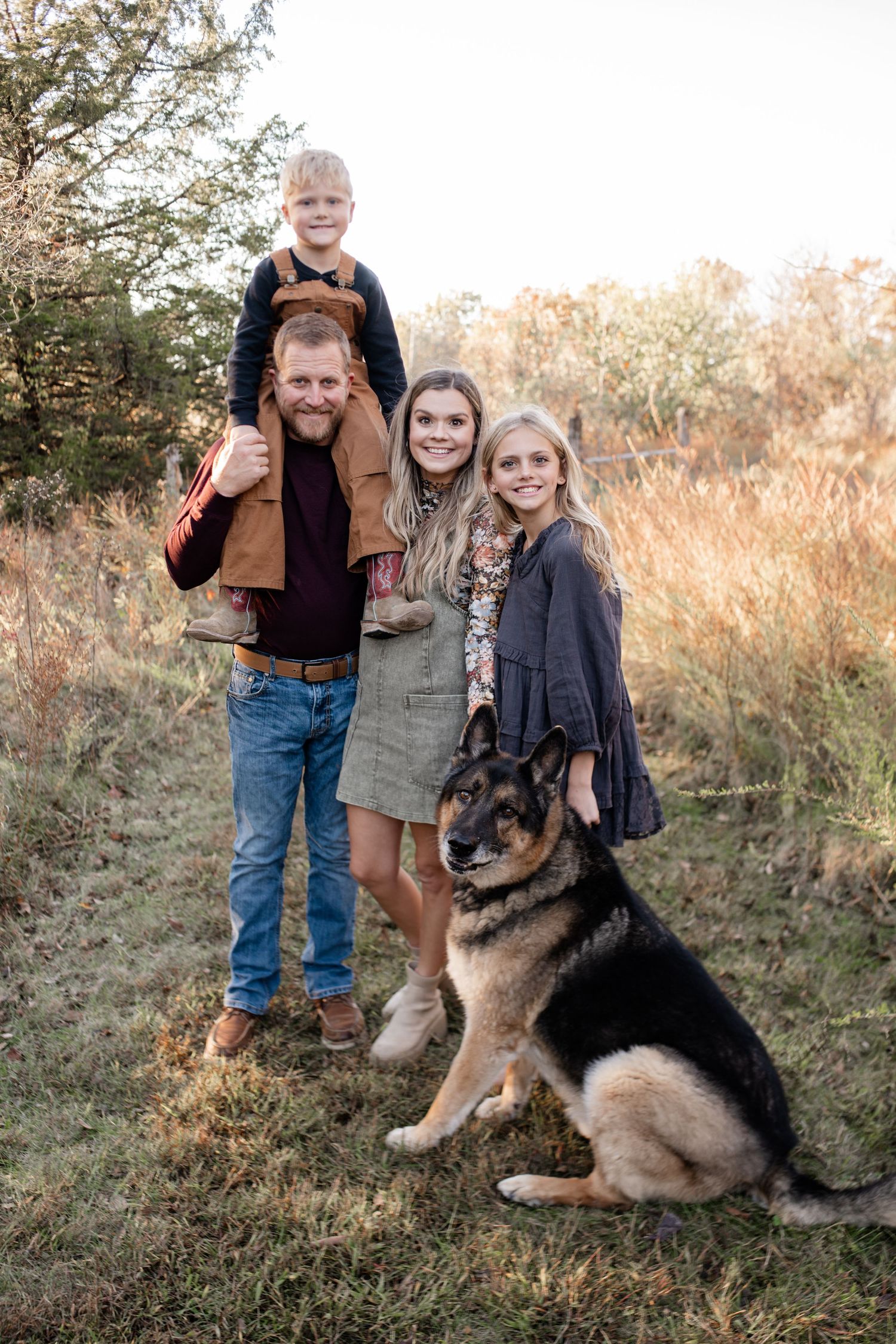 Family photo session, capturing timeless moments and genuine connections in a beautiful, heartfelt setting.