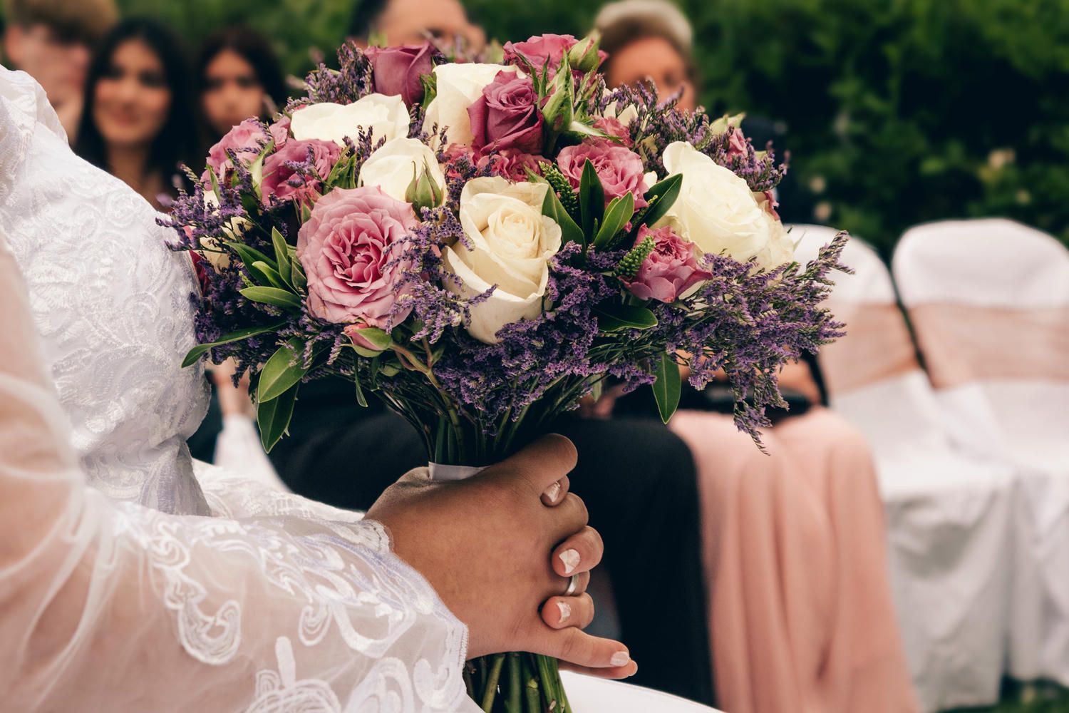 Mesas elegantes en recepción de matrimonio al aire libre decoradas con centros de flores.
