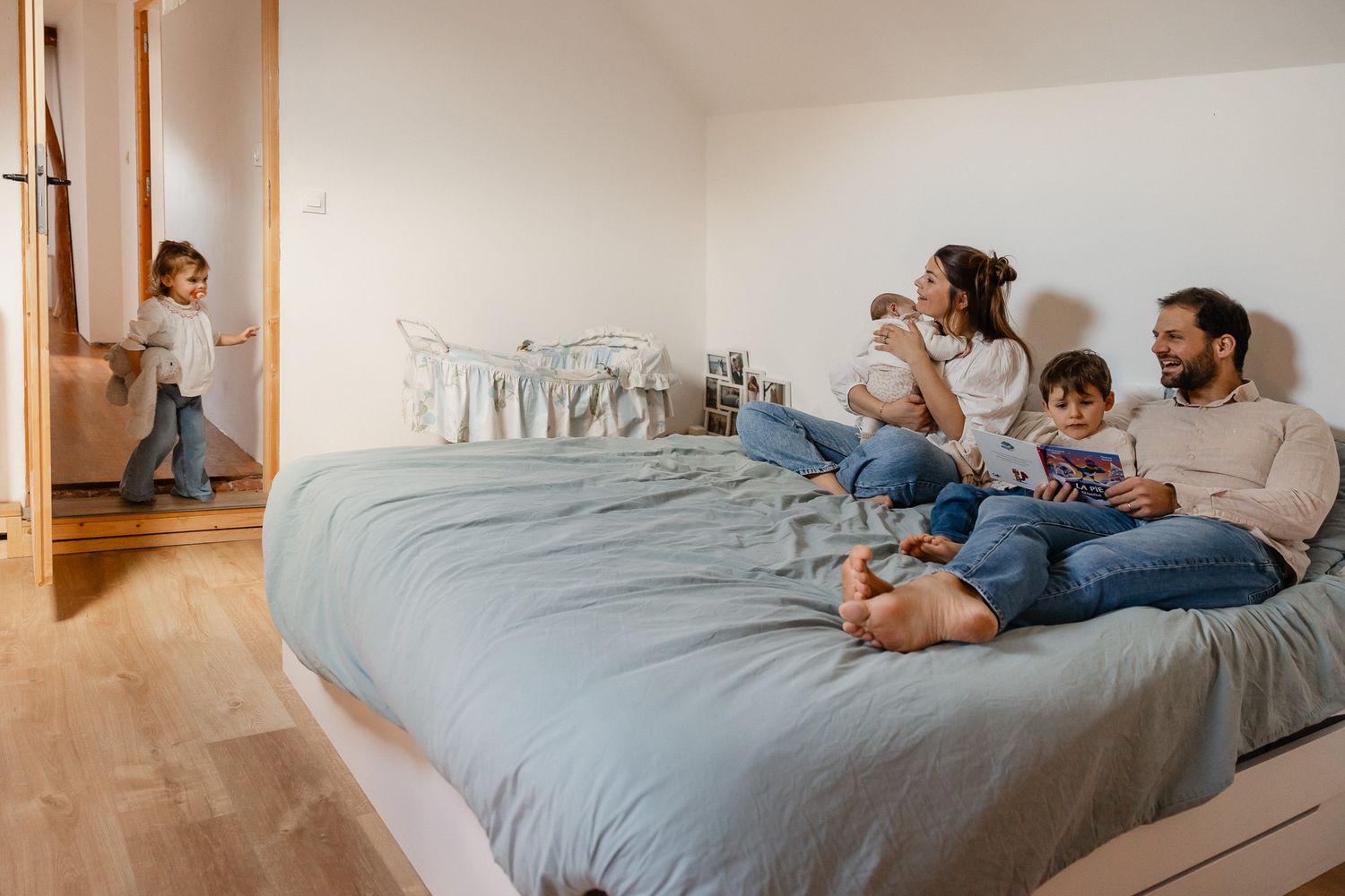 Shooting famille Lille, enfants curieux et actifs, photo lifestyle a domicile pleine d’emotions et complicite.
