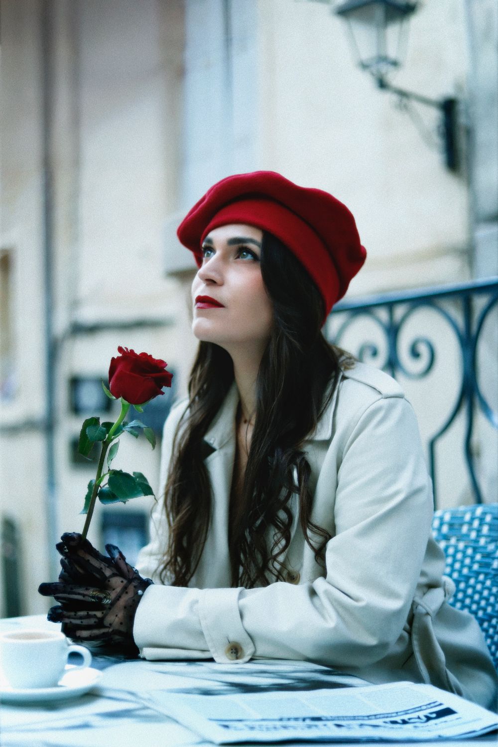 Séance photo par Chaemi Studio, photographe portrait à Montpellier. Shooting créatif à la française en ville, chic et élégant.