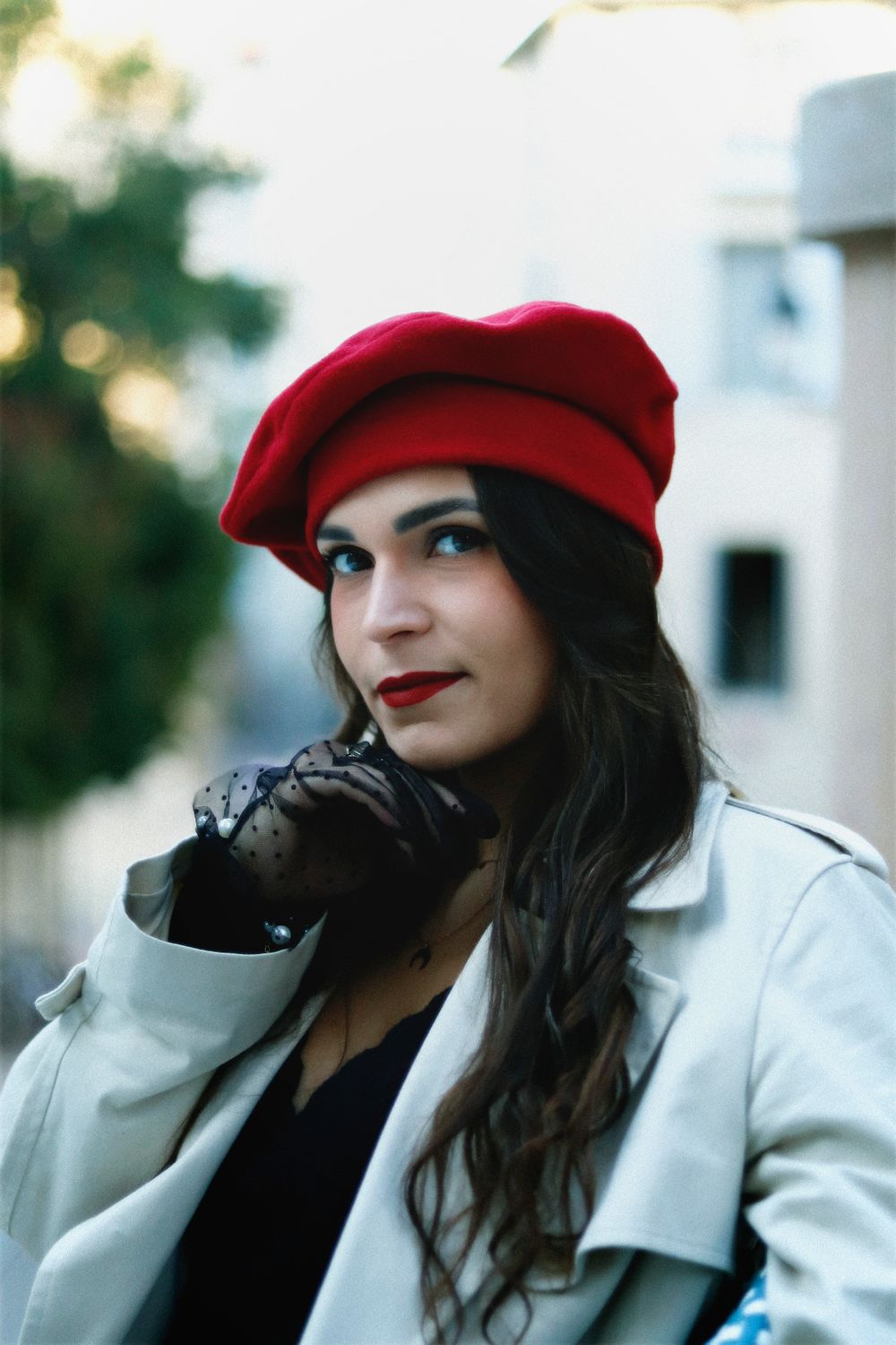 Séance photo par Chaemi Studio, photographe portrait à Montpellier. Shooting créatif à la française en ville, chic et élégant.