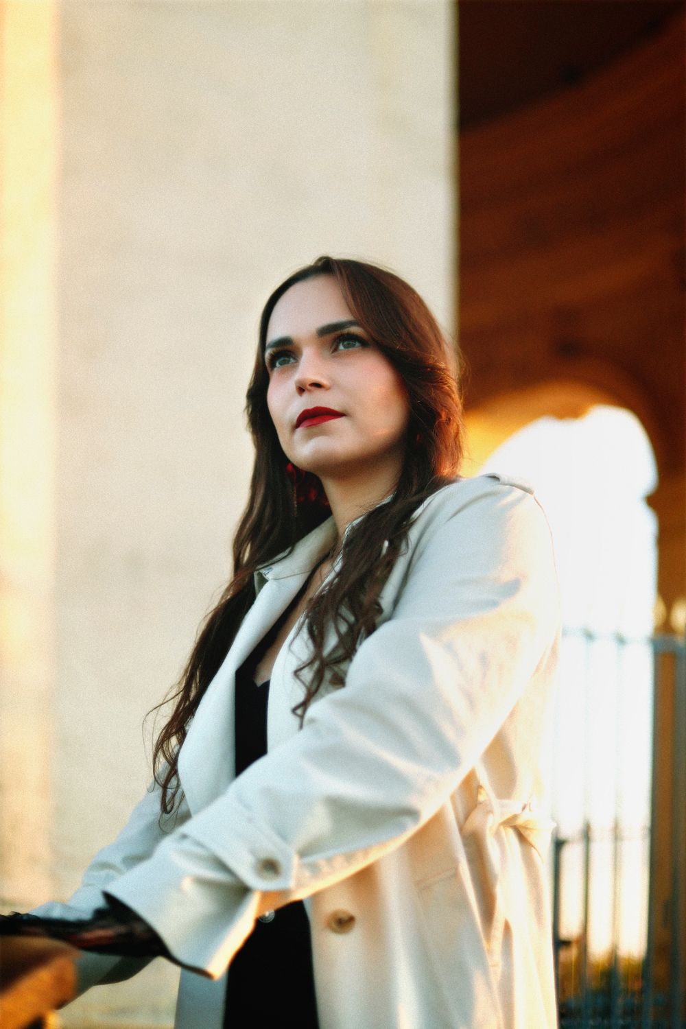 Séance photo par Chaemi Studio, photographe portrait à Montpellier. Shooting créatif à la française en ville, chic et élégant.