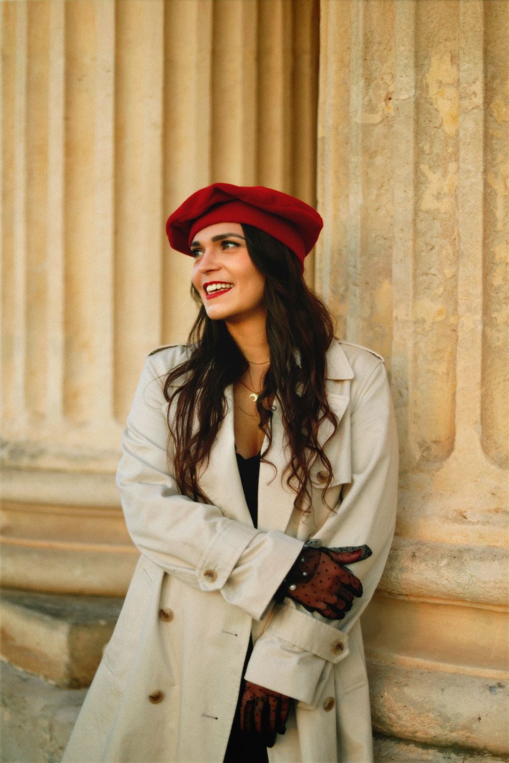 Séance photo par Chaemi Studio, photographe portrait à Montpellier. Shooting créatif à la française en ville, chic et élégant.