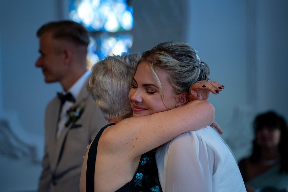 Familie gratuliert dem Brautpaar nach der standesamtlichen Hochzeit in Köpenick