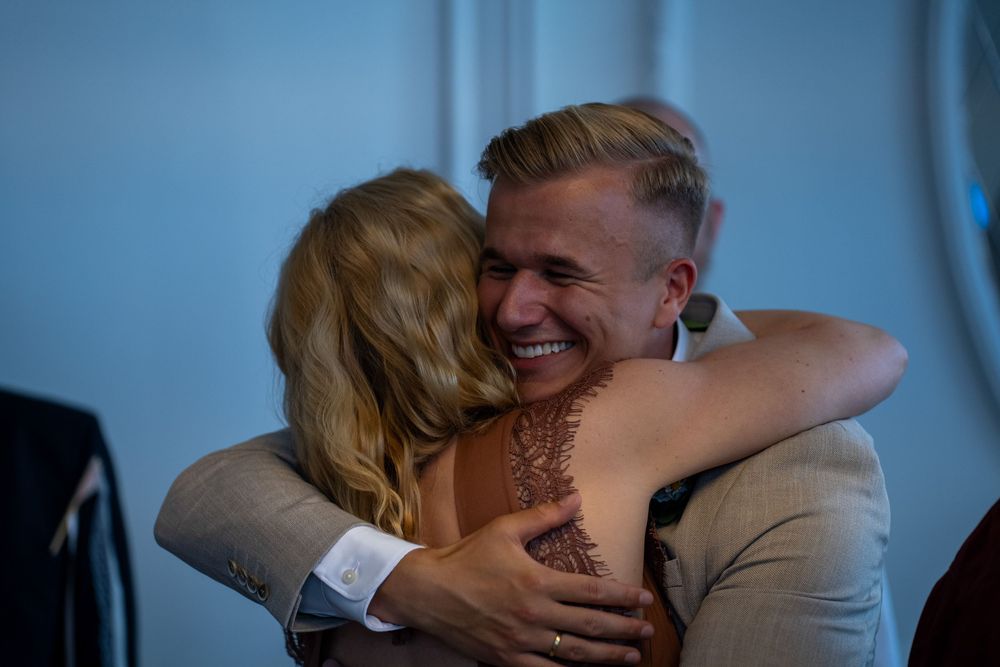 Emotionale Umarmung nach der Trauung im Rathaus Köpenick