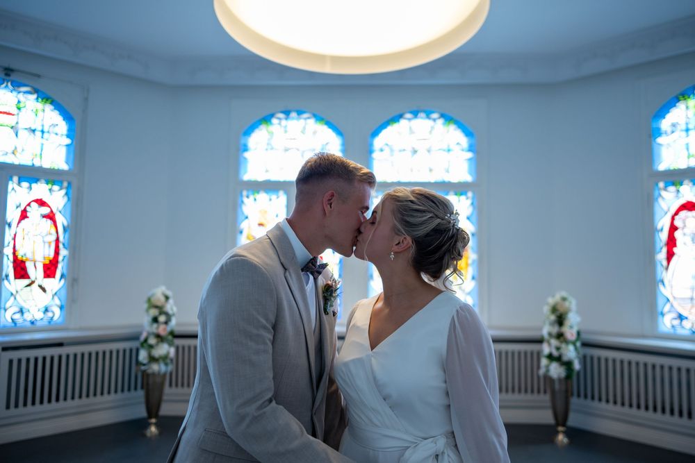 Kuss nach der Trauung im Rathaus Köpenick – Hochzeitsfotograf Berlin