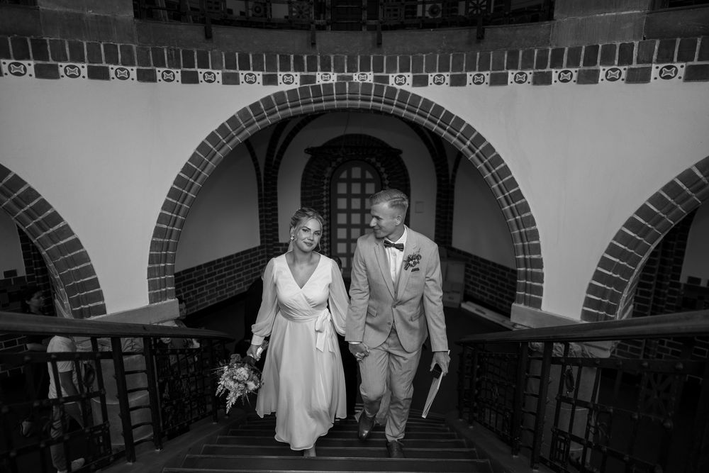 Hochzeitsfotograf Berlin – Brautpaar auf der Treppe des Standesamts Köpenick