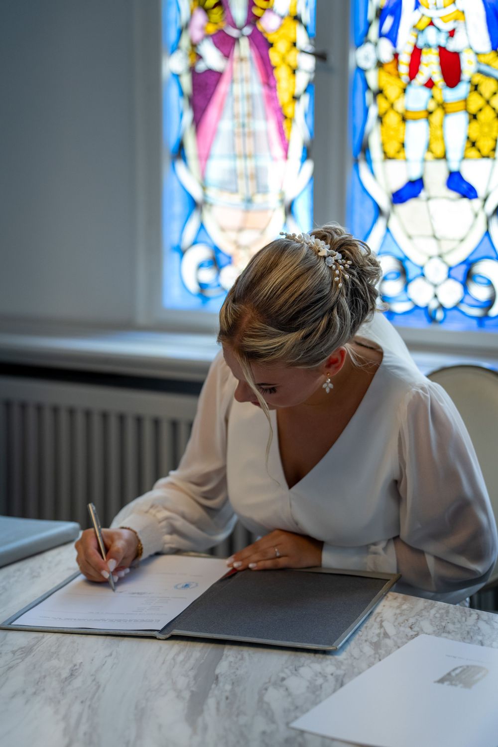 Glückliche Braut bei der Unterschrift im Standesamt Köpenick
