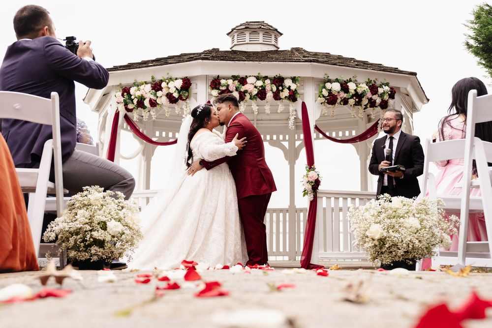 Waterfront ceremony at Maryland wedding venue – Kurtz’s Beach
