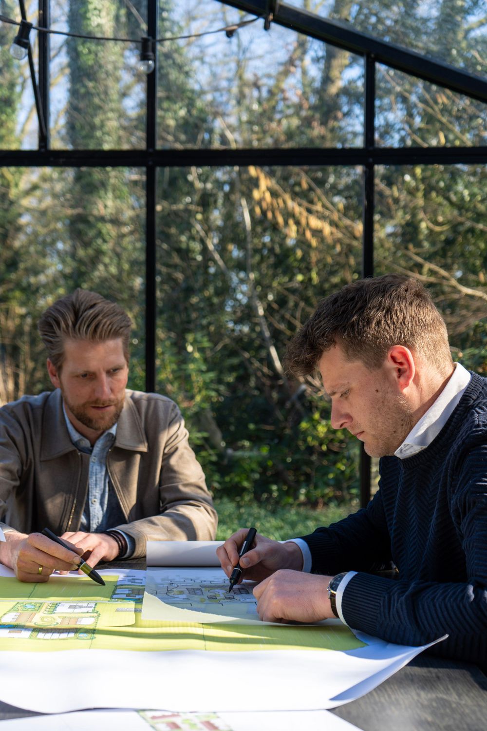 Business shoot sfeerfoto's van 2 ondernemers die aan het werk zijn