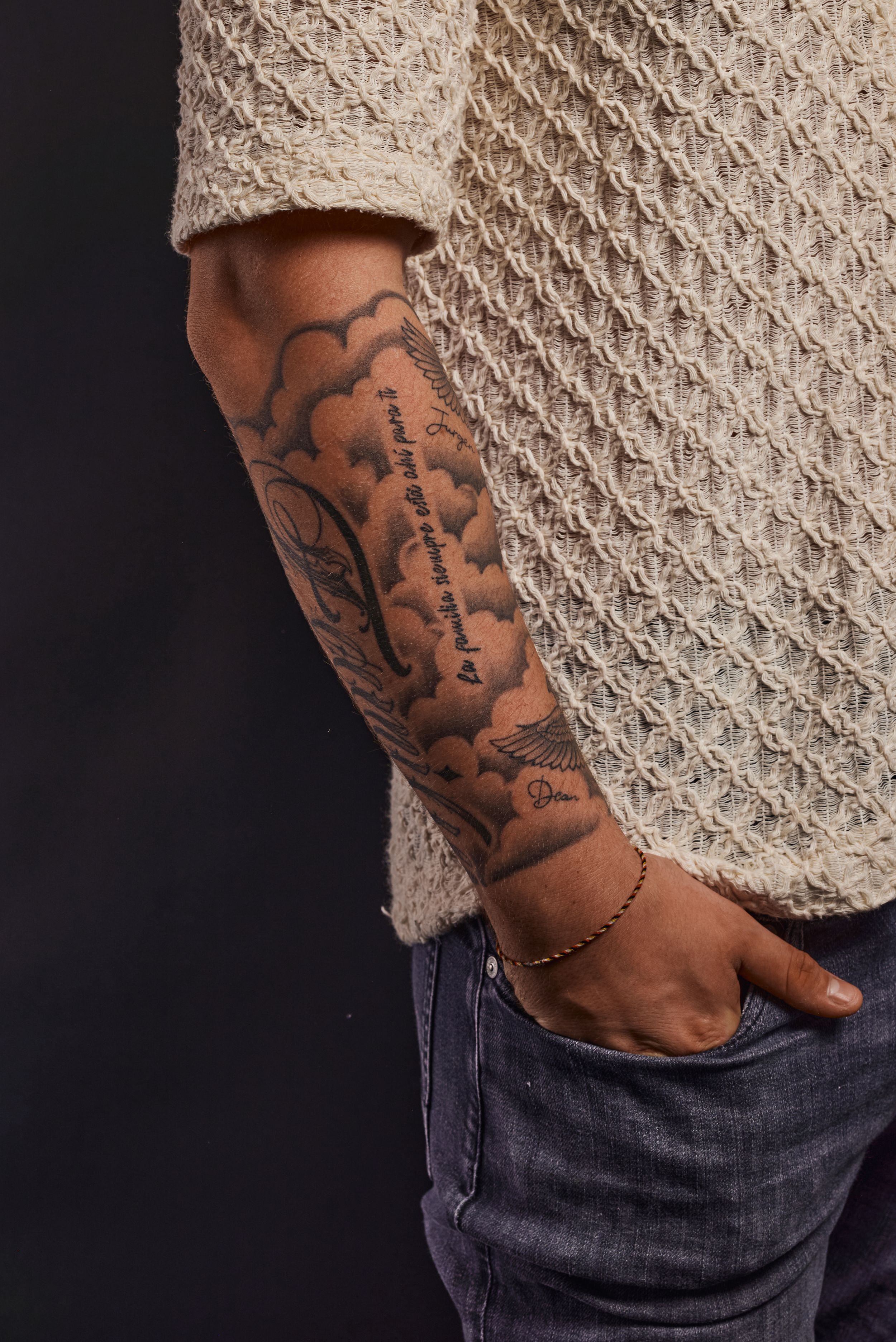 Close-up van een arm met een tattoo op een zwarte achtergrond
