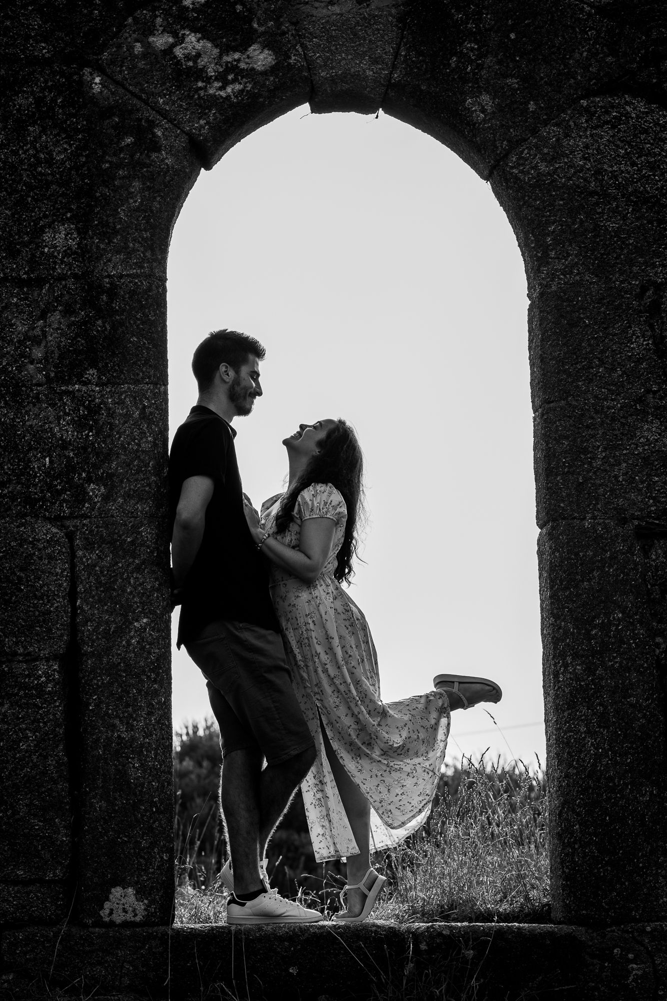 casal numa sessão de namorados na entrada de umas ruinas.