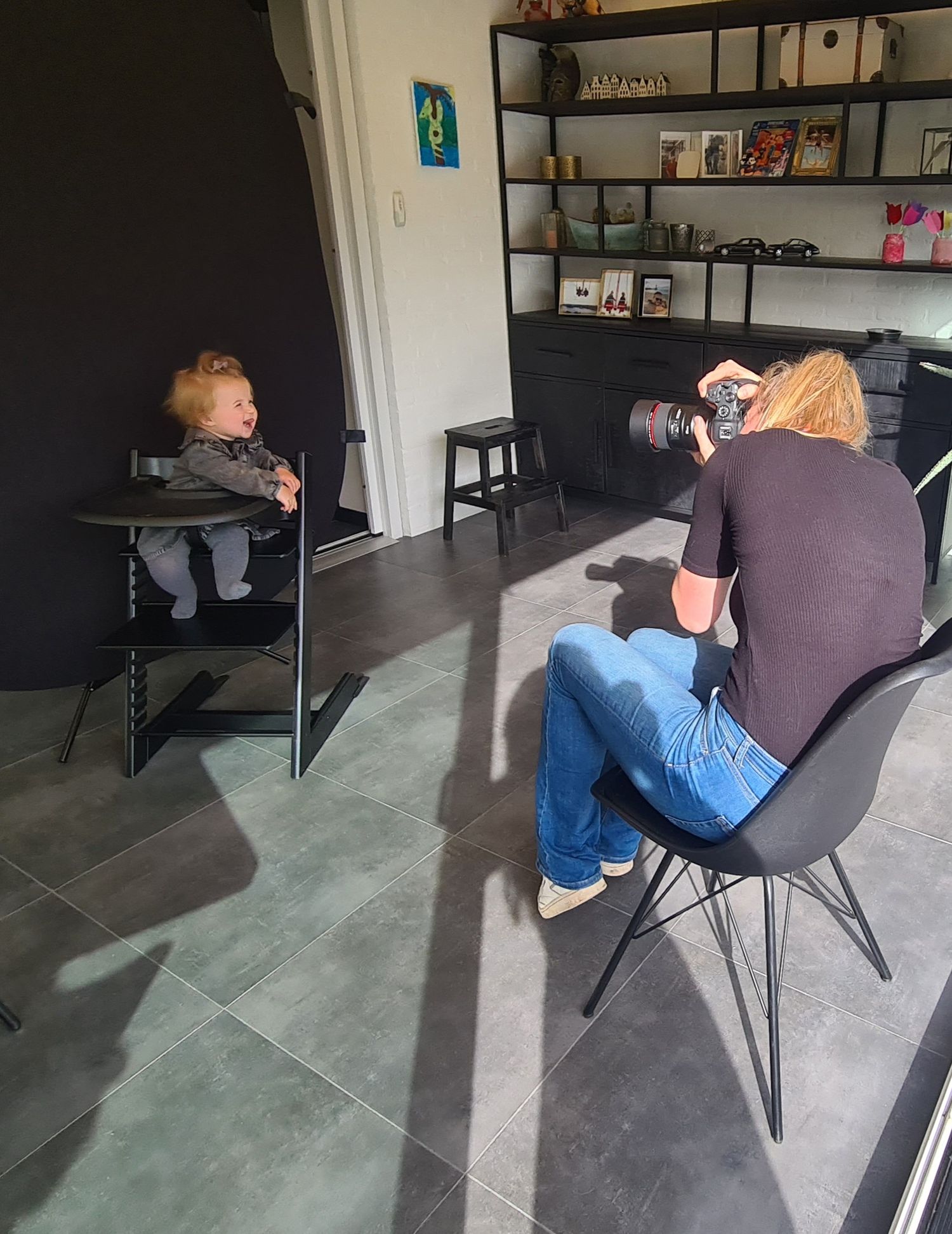 Kinderportretshoot aan huis in Heerenveen met een zwarte achtergrond