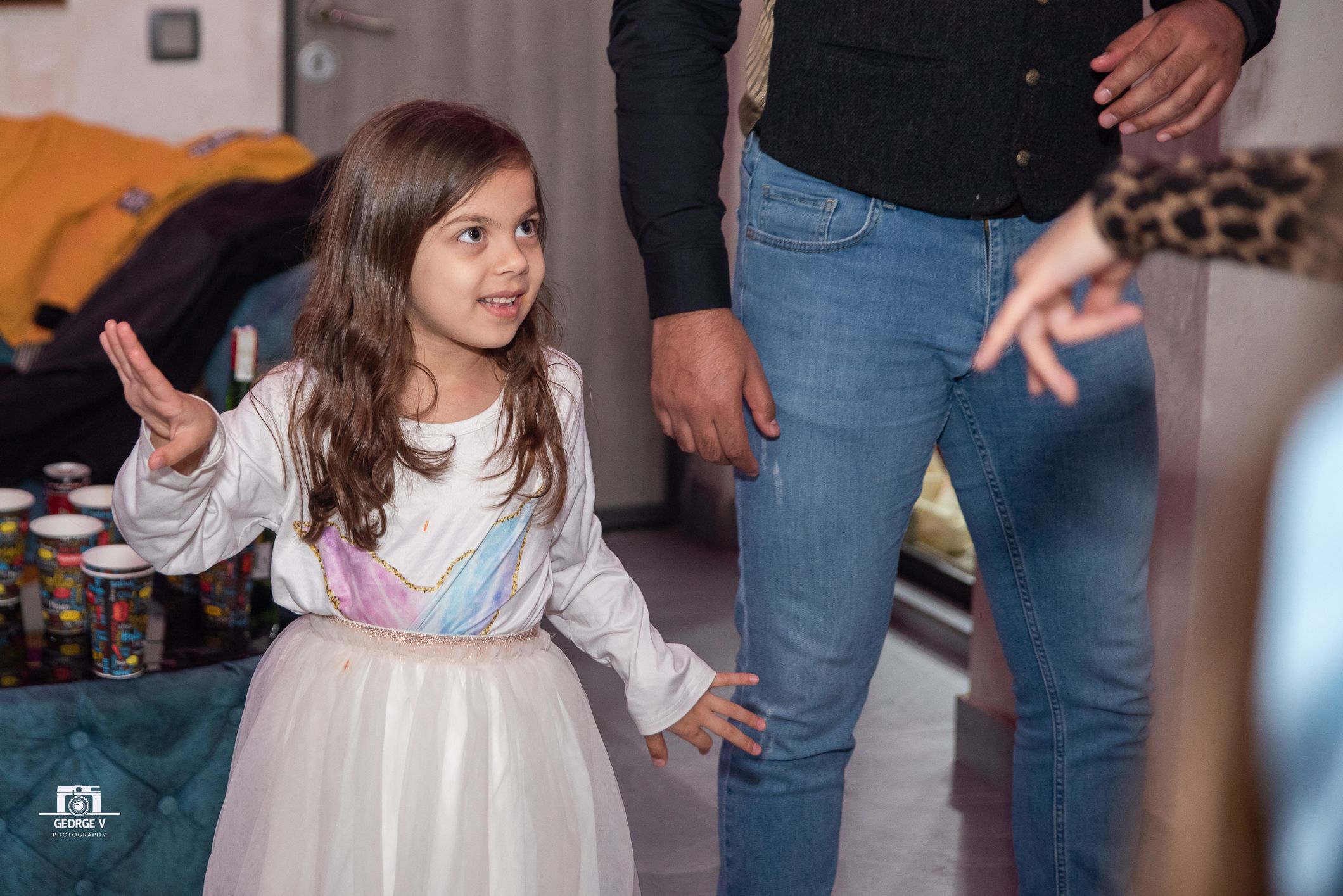 Fotografii de la petrecere aniversară, cu zâmbete sincere și momente de bucurie alături de familie și prieteni. Detalii de decor și instanta