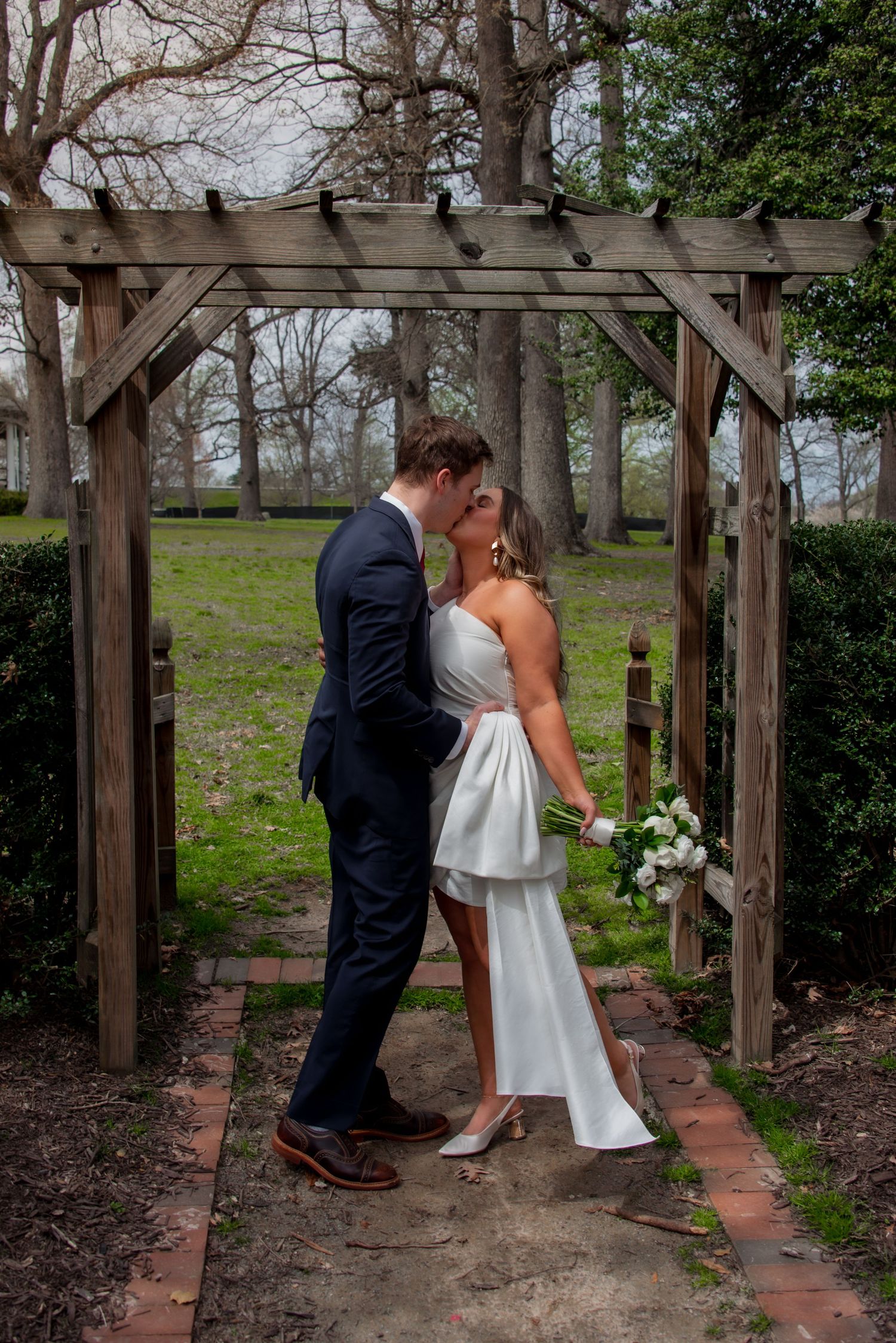 Bride and groom kiss elopement in Richmond, Virginia