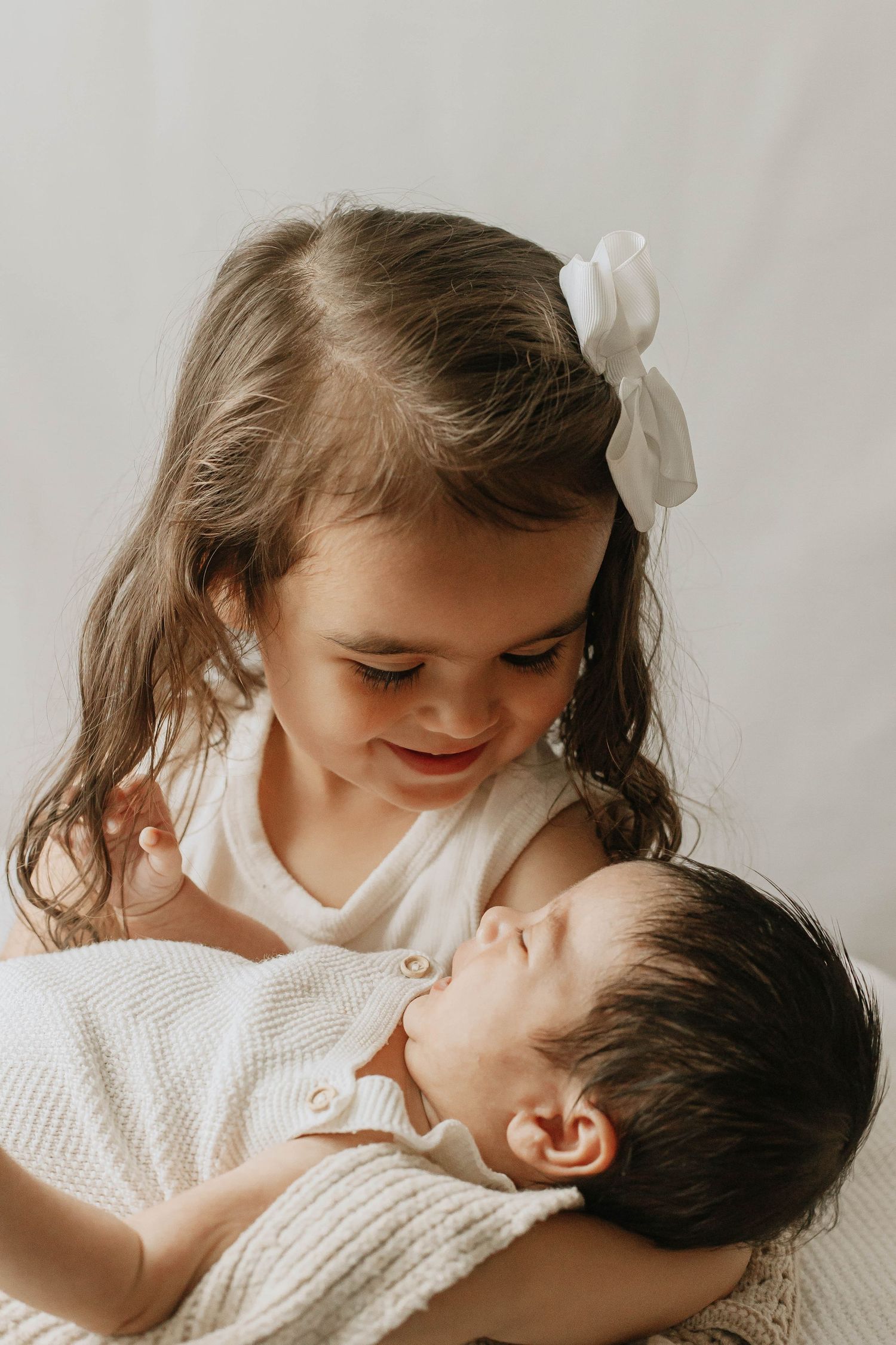 Older newborn photoshoot at 8 weeks old. With older sister, natural and stressfree.