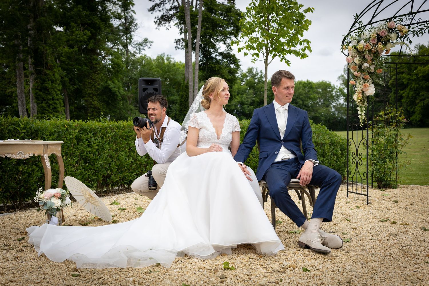 Bruidspaar met Niels de fotograaf op de achtergrond