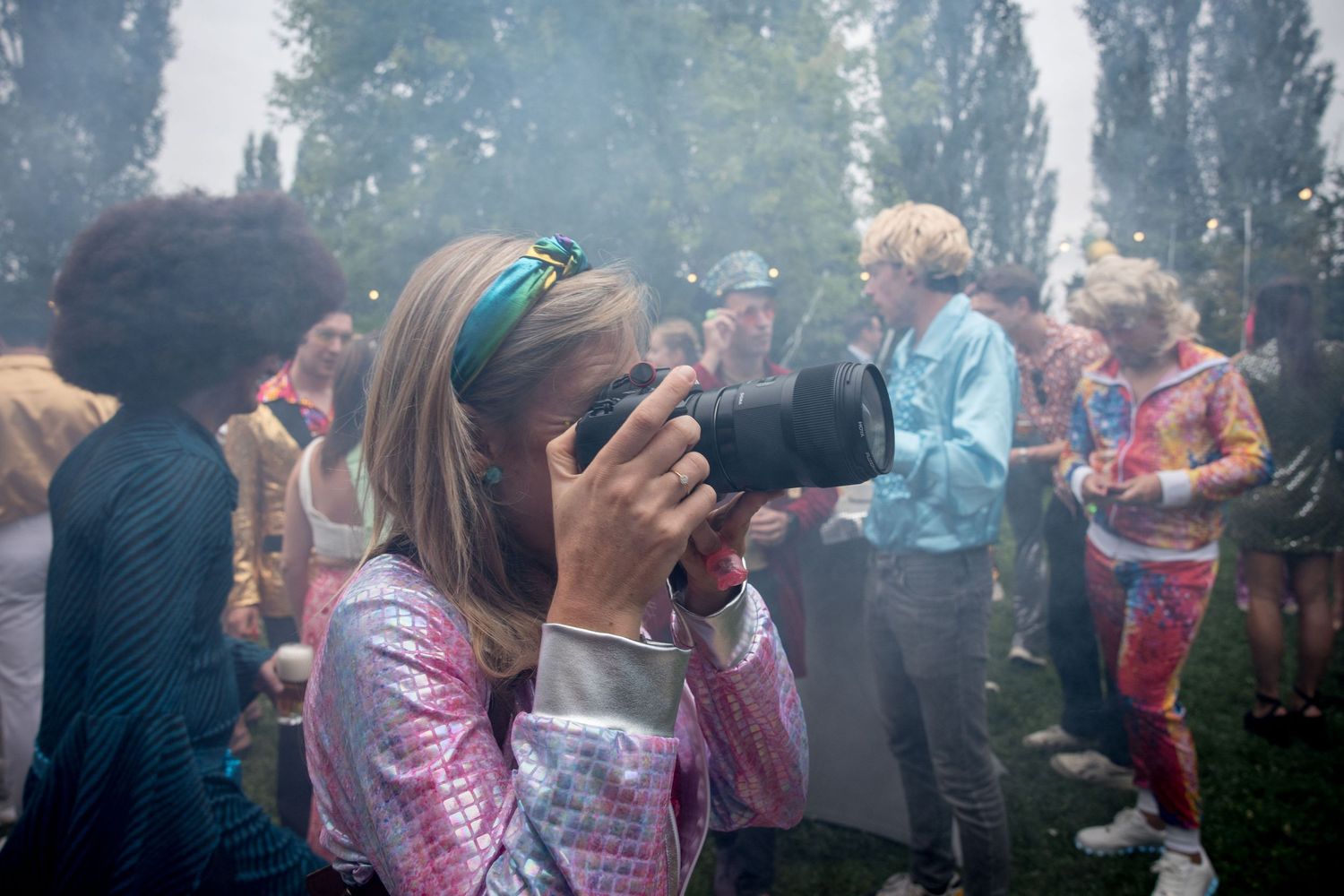 Lieke als bruidsfotografe op een disco feest
