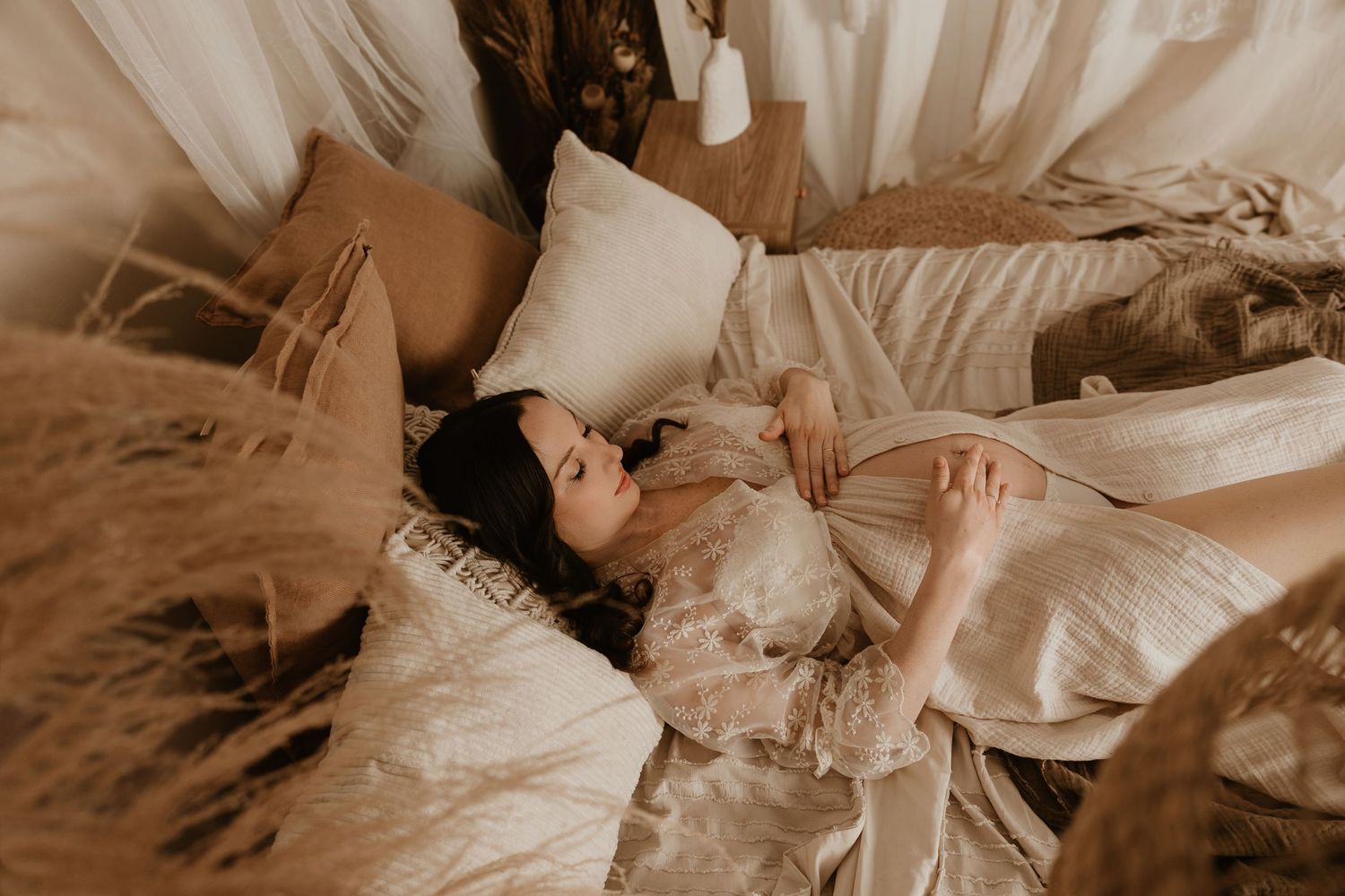 Sesión de fotos de embarazada en Valencia, estudio, natural estilo boho
